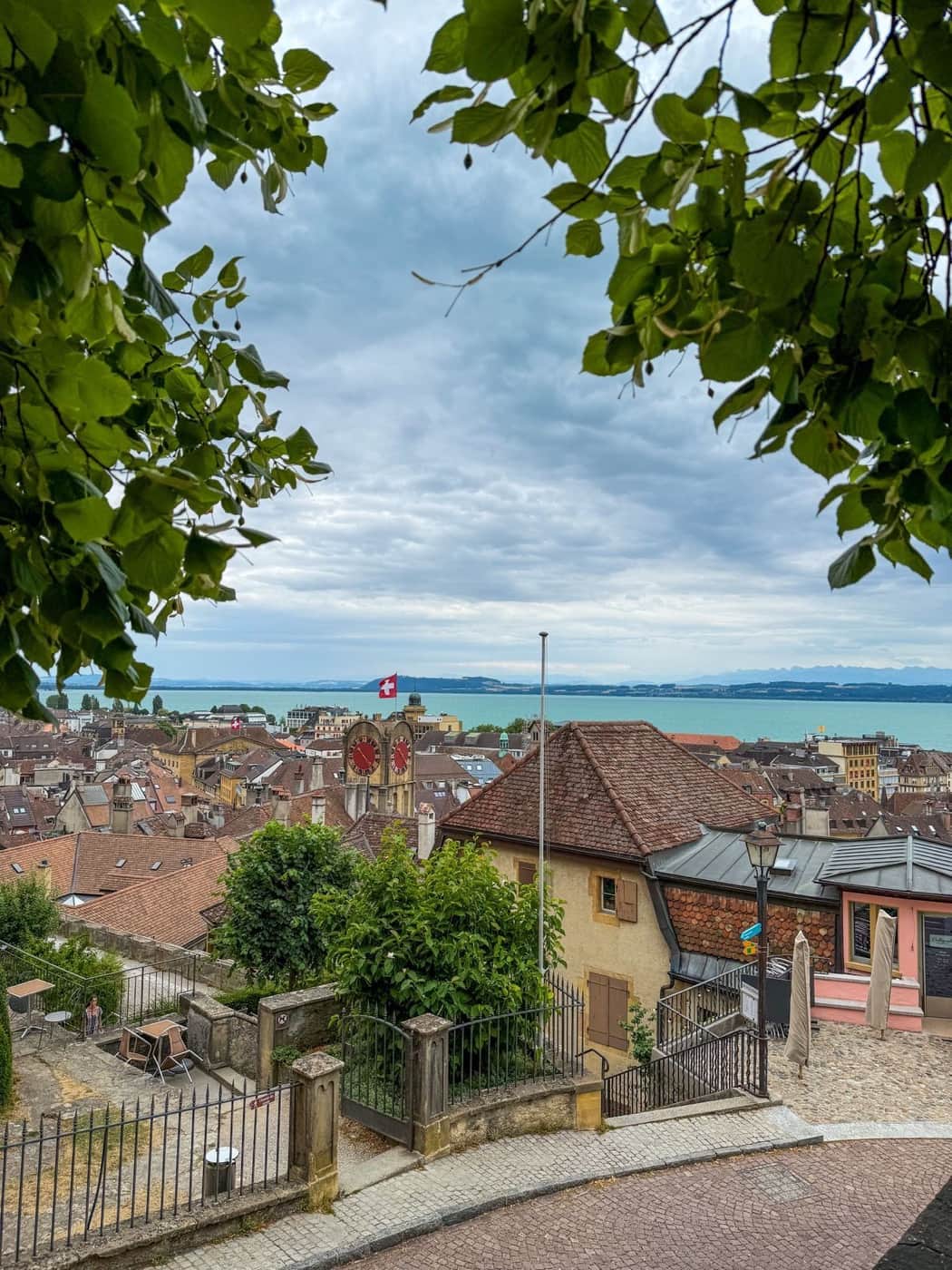 Neuchâtel au bord de son lac