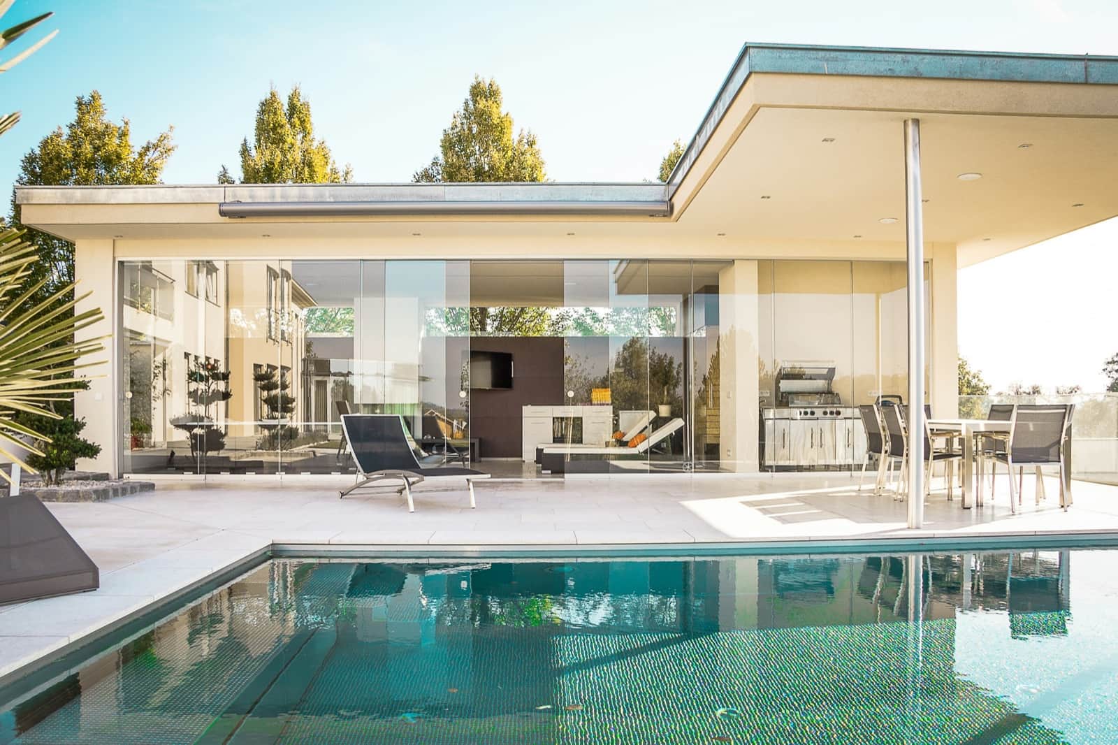 Villa contemporaine avec terrasse et piscine, photographie du site Bienvendu